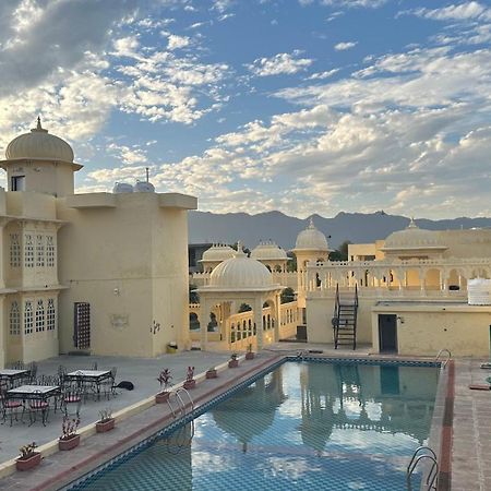 The Burj Resort Luxurious Stay Удайпур Екстериор снимка