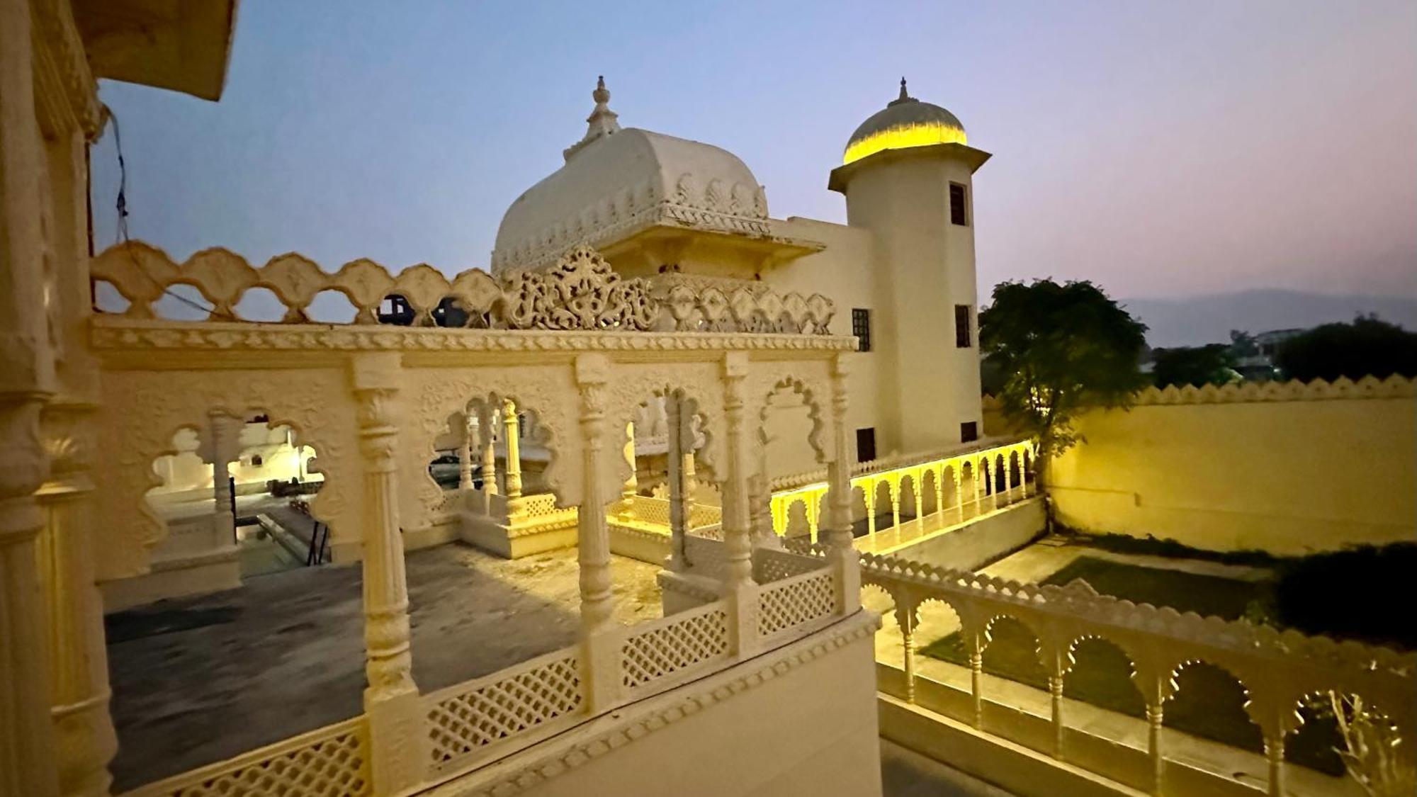 The Burj Resort Luxurious Stay Удайпур Екстериор снимка