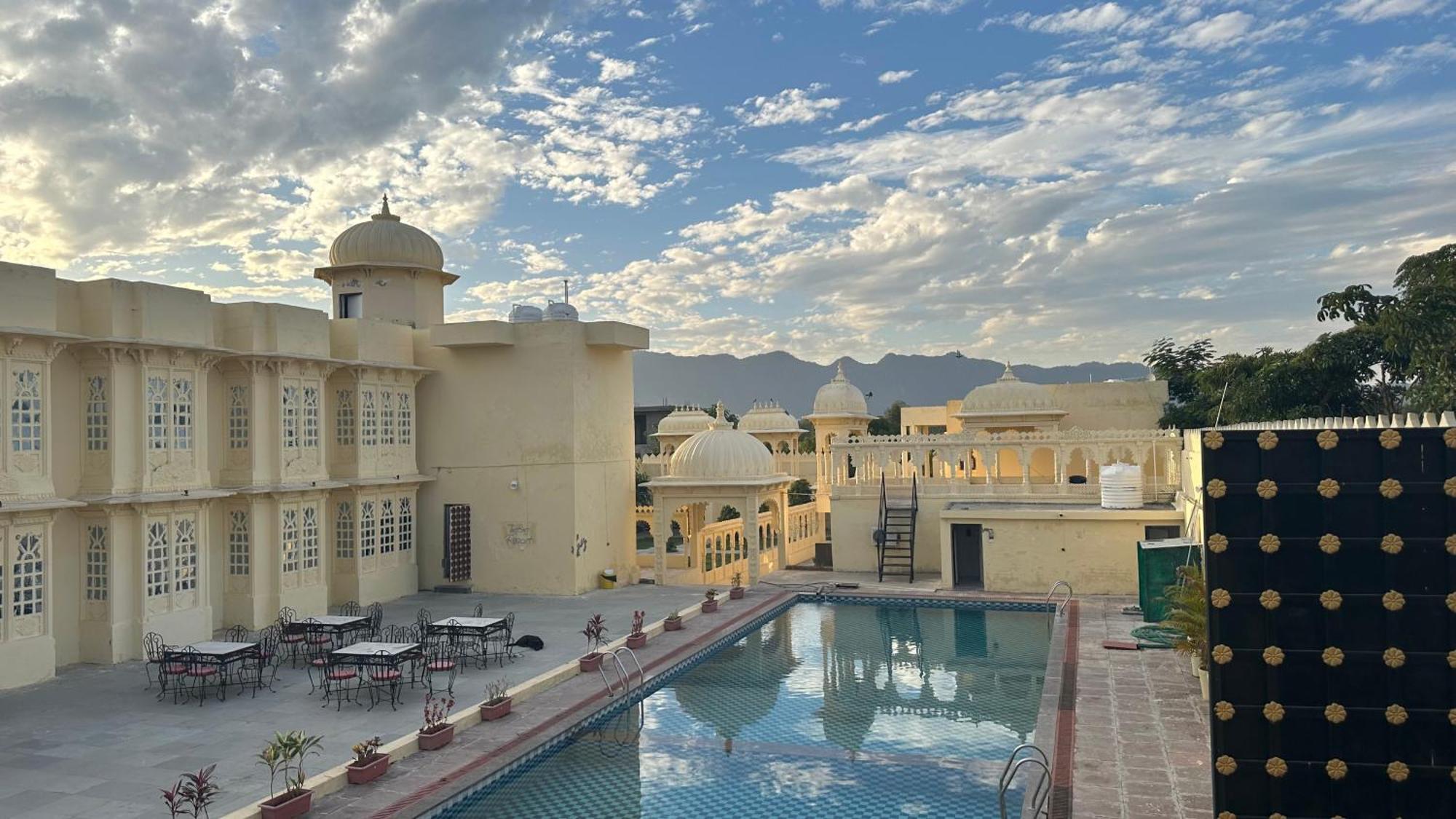 The Burj Resort Luxurious Stay Удайпур Екстериор снимка